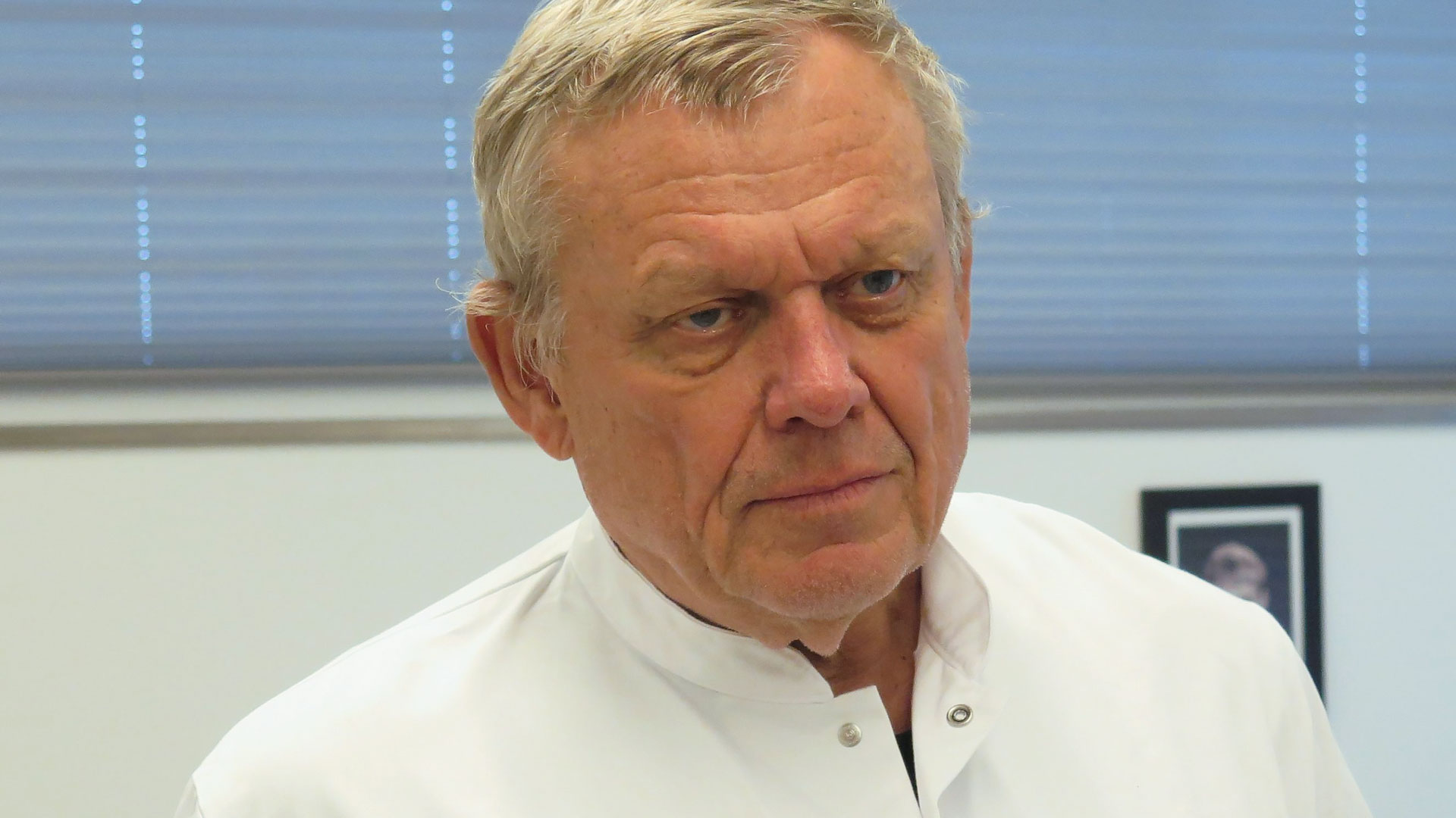 en retsmediciners liv med joergen lange thomsen paa teaterbygningen i koege kultur koege