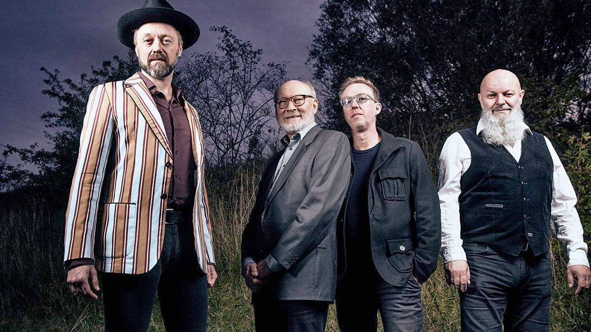 hymner og ukrudt en aften med dissing og andersens univers i musikforeningen bygningen paa teaterbygningen i koege kultur koege