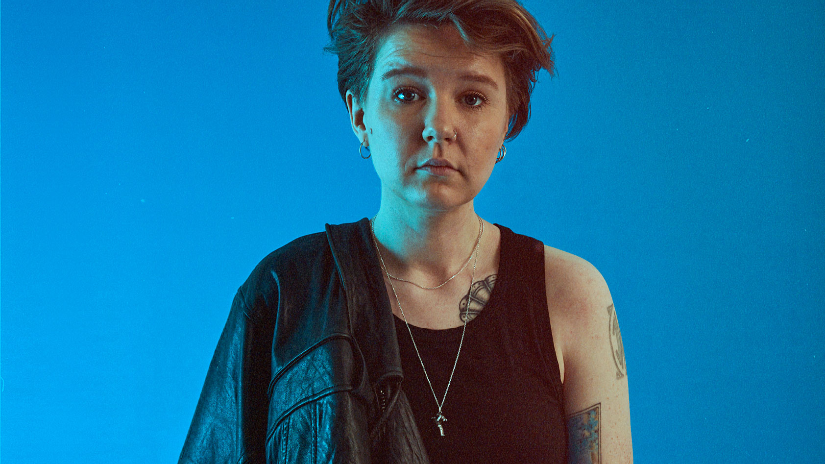 rikke thomsen med band paa teaterbygningen kultur koege